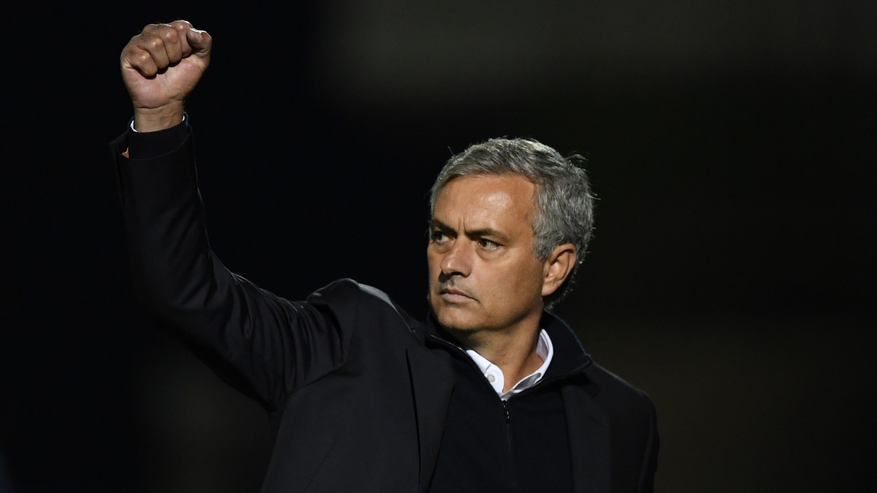 球队在客场打出稳定表现，士气高涨（客场表现稳健，士气正盛）