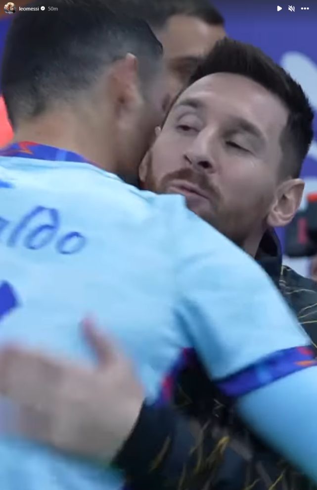 队友疯狂给他做掩护