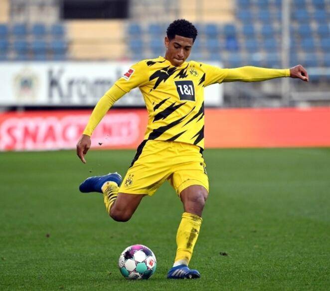 足坛共17位亿欧先生：英超西甲各7人 德甲2人法甲1人 意甲0人（足坛17名亿欧球员分布：英超、西甲各7人，德甲2人，法甲1人，意甲0人）