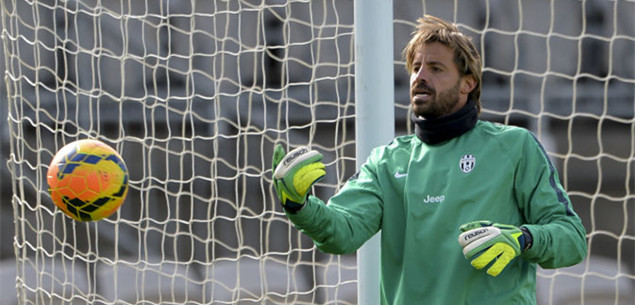 惨败国安后亚泰球员贺一然被自家球迷辱骂，他做出手势回击（惨负国安后，亚泰球员贺一然遭本队球迷辱骂，以手势回敬）