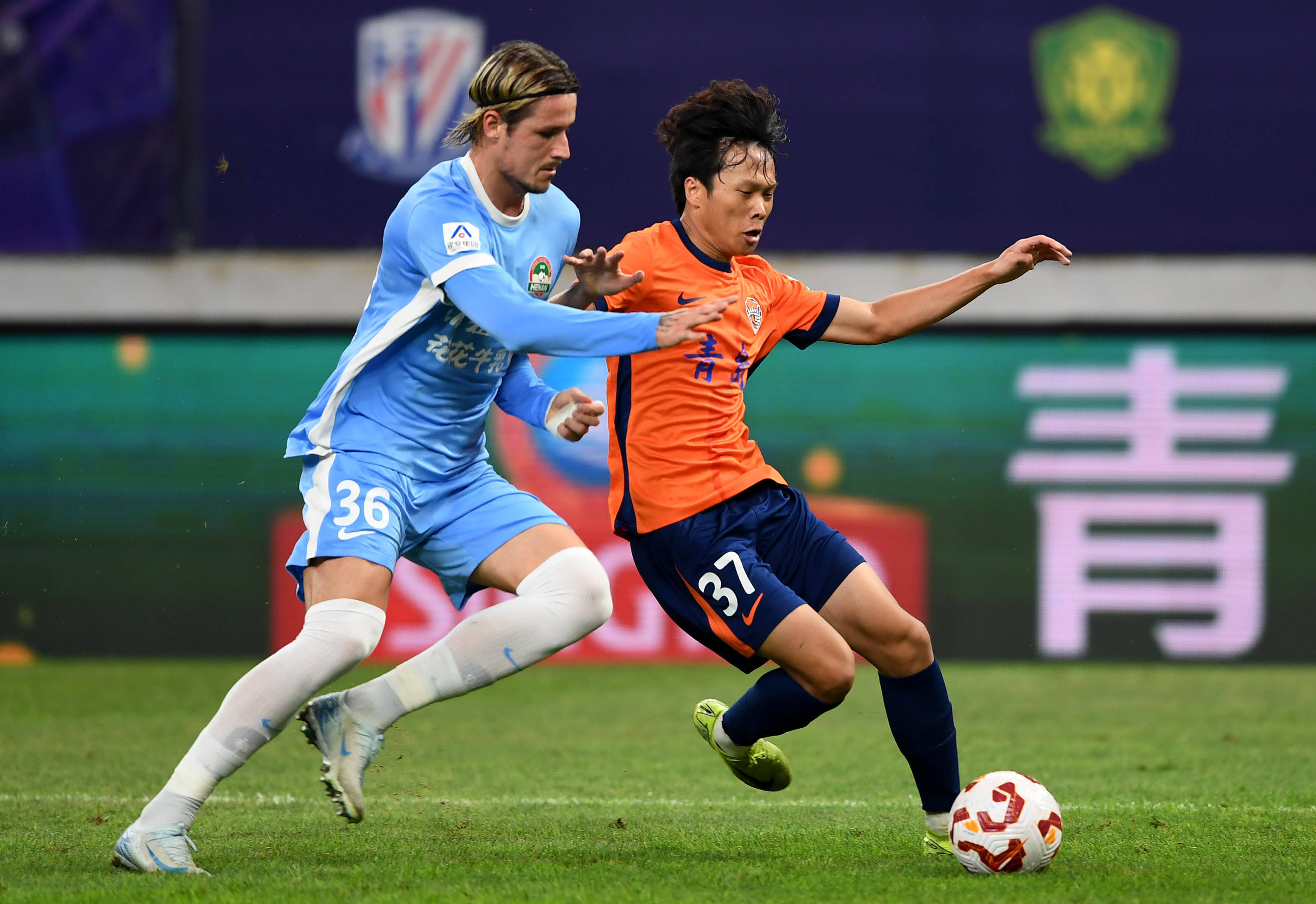 辽宁男篮连续两轮不敌广州龙狮，战绩止步杯赛，阵容调整和外援表现引发争议。