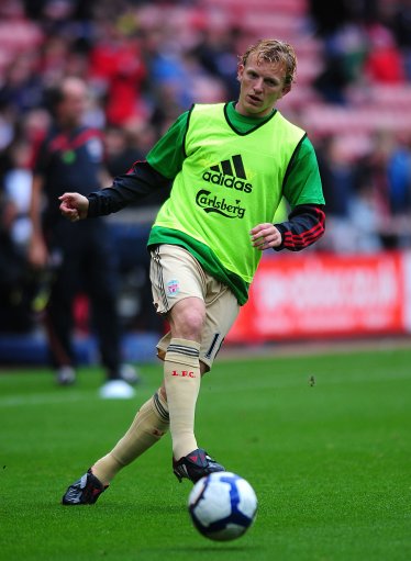 英超日本国脚与战犯照片合影，其俱乐部比赛在中国照常直播引球迷不满，咪咕客服回应（英超日本国脚被曝与战犯合影，其俱乐部在华比赛照常转播引球迷不满，咪咕客服回应）