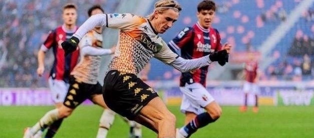 英超中游陷大乱斗！11队仅差6分，曼联利物浦等四队同积26分（英超中游混战白热化：11队分差仅6分，曼联、利物浦等四队同积26分）