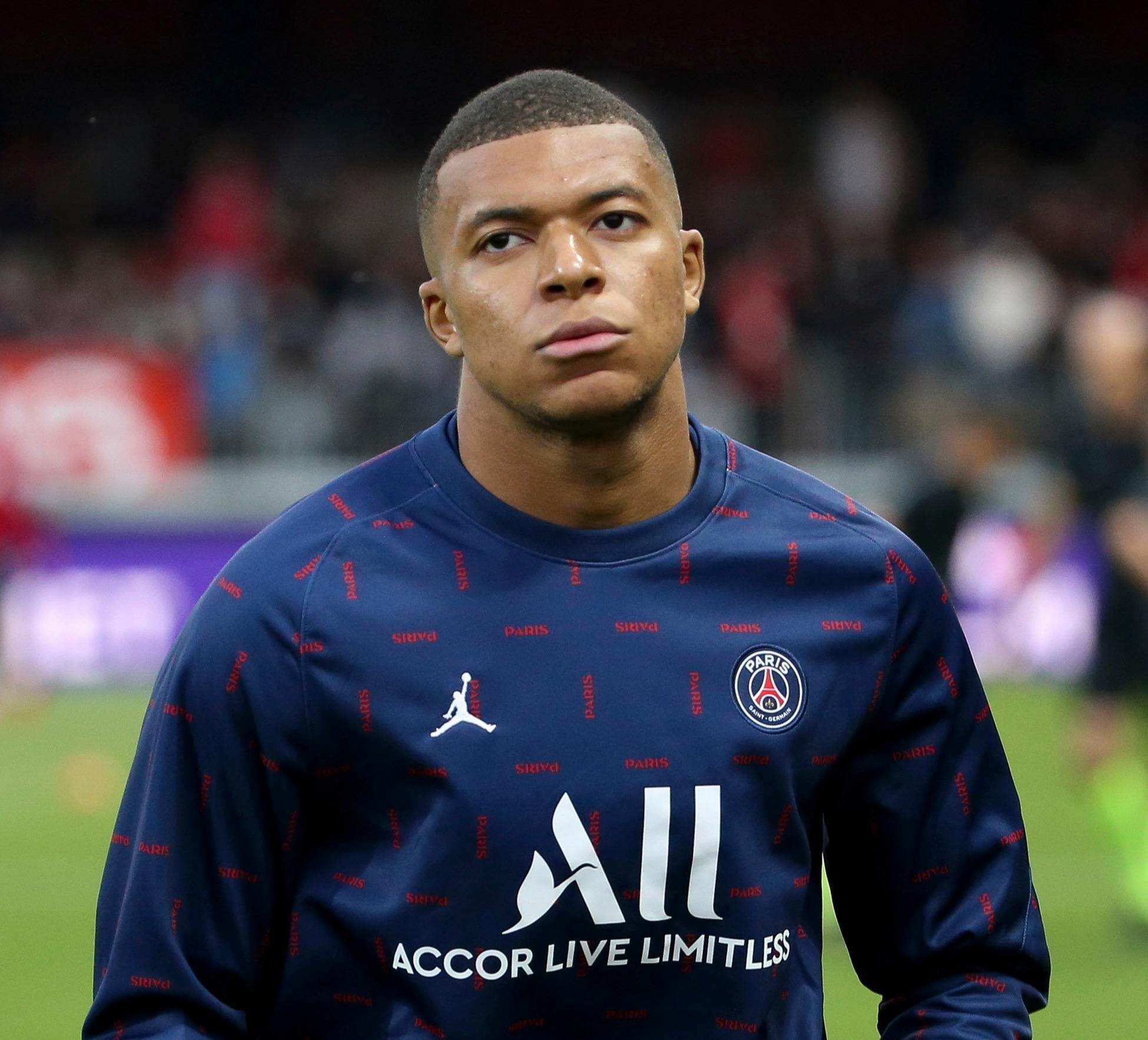 老友相见，孙兴慜赛后与正在恢复的热刺前队友们聊天（赛后重逢，孙兴慜与正在康复的热刺旧友畅聊）