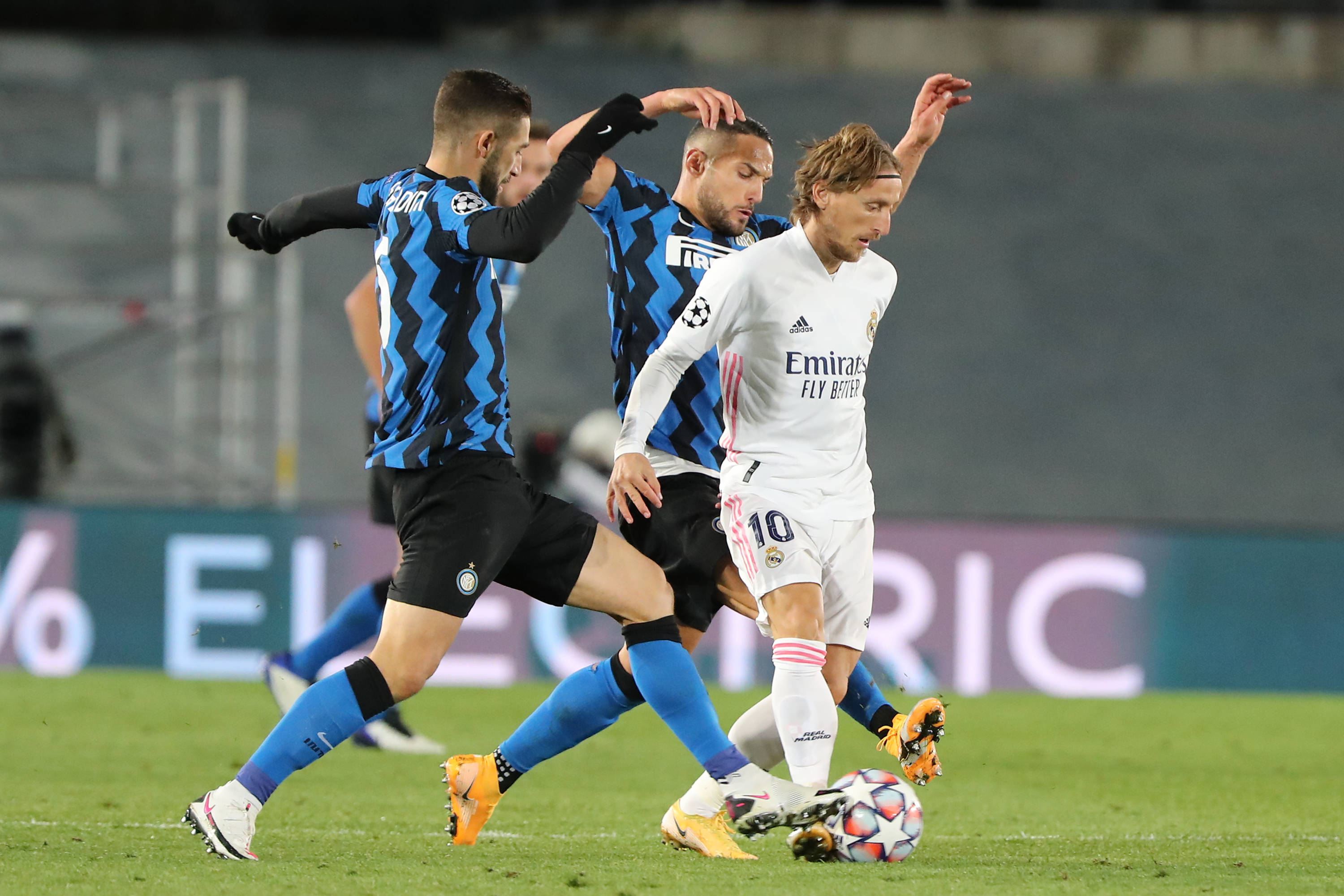 反身扣篮震撼全场（反身暴扣引爆全场）