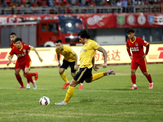 重庆两江新区十联屏打出多个宣传语，庆祝重庆铜梁龙冲超成功（重庆两江新区十联屏齐播多条祝贺标语，庆重庆铜梁龙成功冲超）