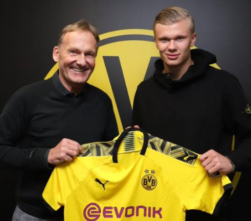 萨拉赫缺席欧冠名单后晒训练照，卡拉格发文力挺利物浦（萨拉赫无缘欧冠名单后晒训练照，卡拉格发文声援利物浦）