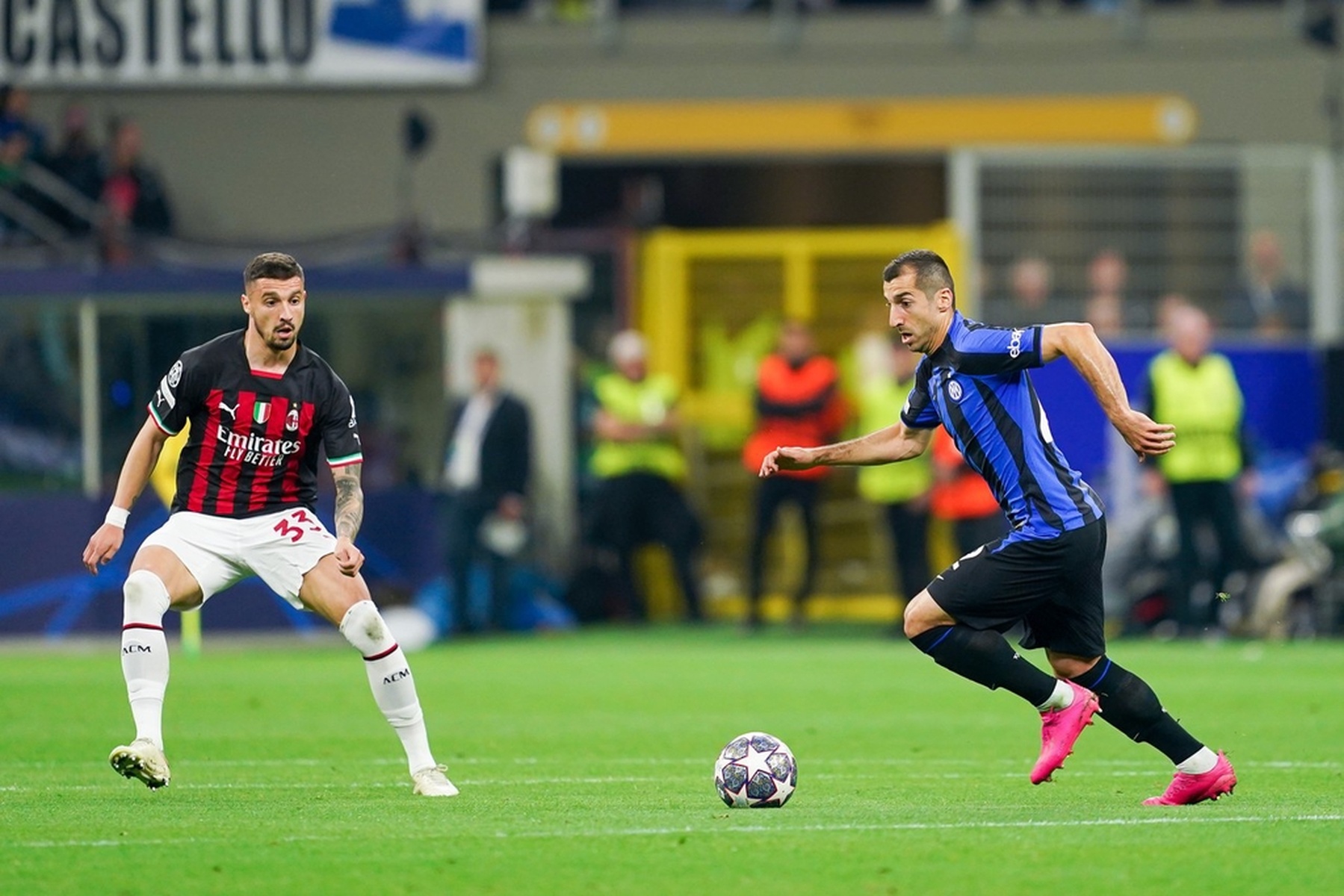 阿利亚迭雷父子分别身穿皇马与阿森纳球衣，晒出对弈图片