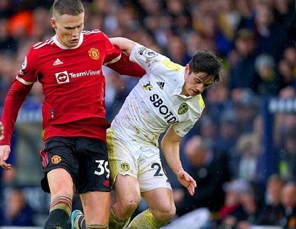 欧文突破防守造成杀伤球成功（欧文强突撕裂防线造犯规打成）