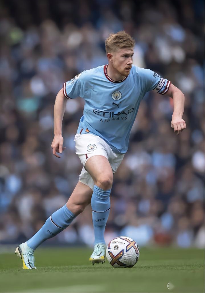 葡体中场西蒙斯：拜仁是支非常强大的球队，我们可以昂首离开（葡萄牙体育中场西蒙斯：拜仁实力强劲，我们可昂首离场）