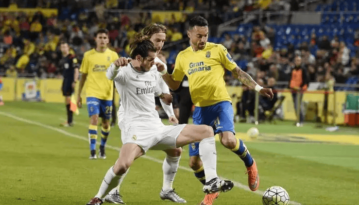 俄罗斯运动员谢尔盖-博伊在1800米高空踢球，挑战极限，引发热议。（俄罗斯选手谢尔盖·博伊海拔1800米踢球，上演极限挑战引发热议）